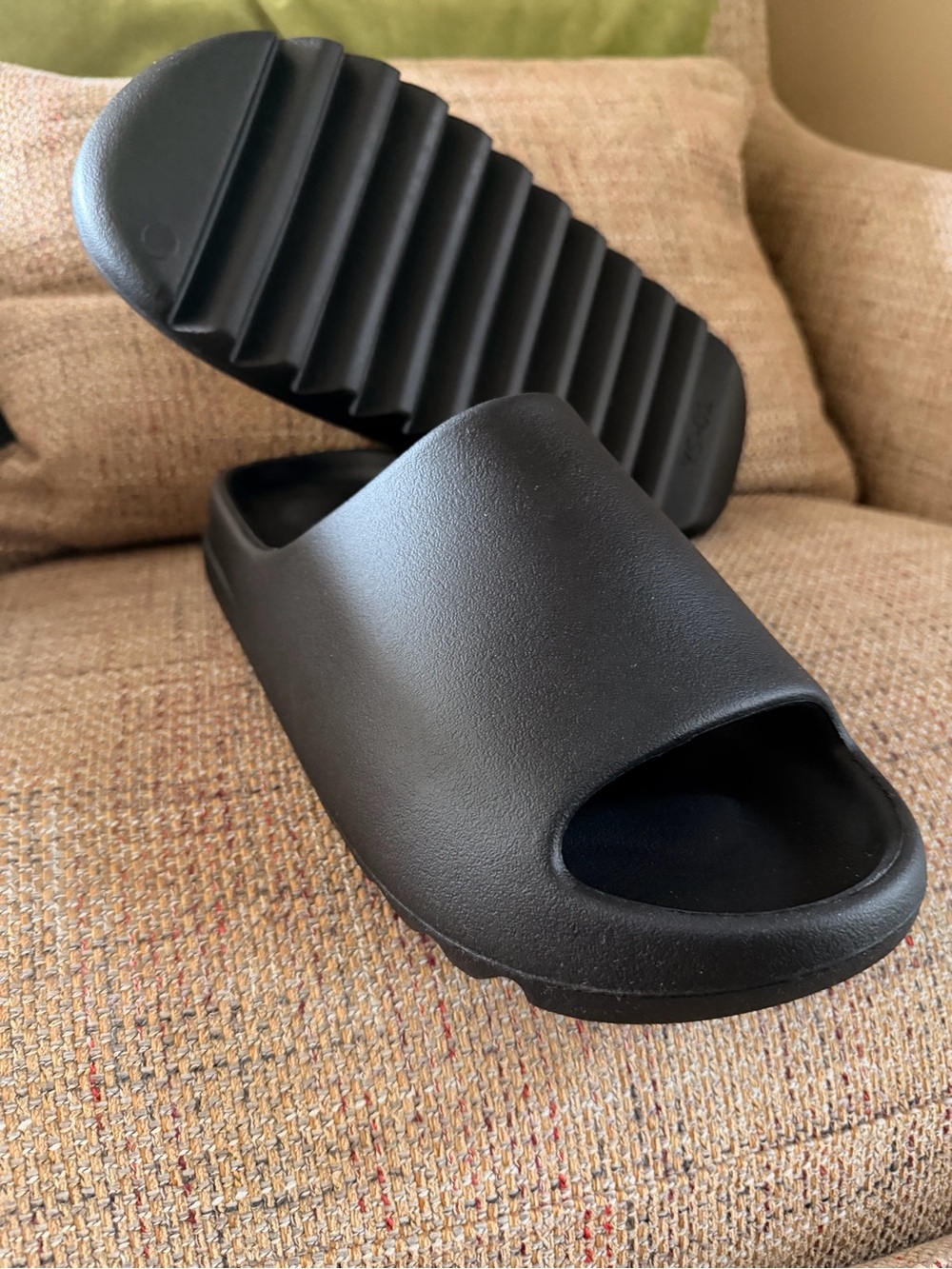 Brand New Yeezy Slides YS-01 Black – Men’s Size 11 - Picture 2 of 8